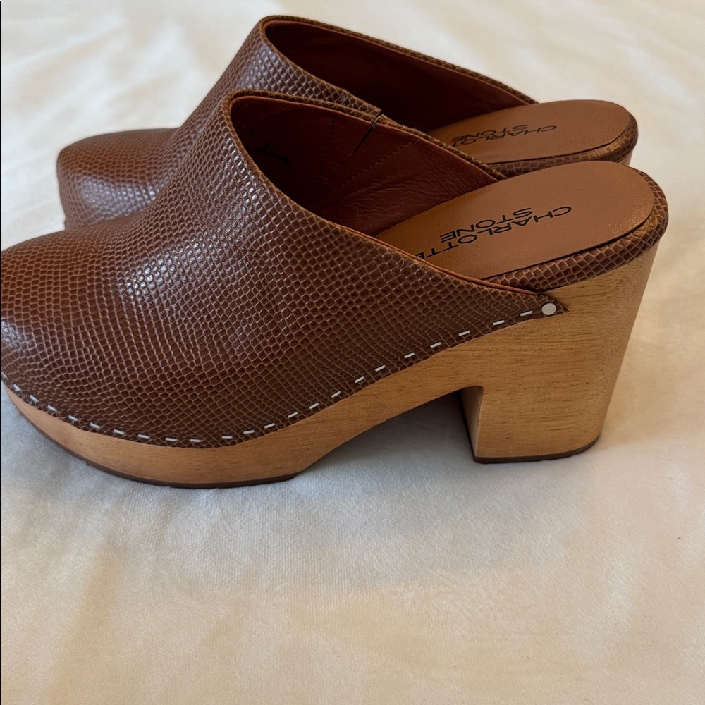 Like new! Charlotte Stone Textured Platform Clogs, sz 8 - Picture 4 of 5